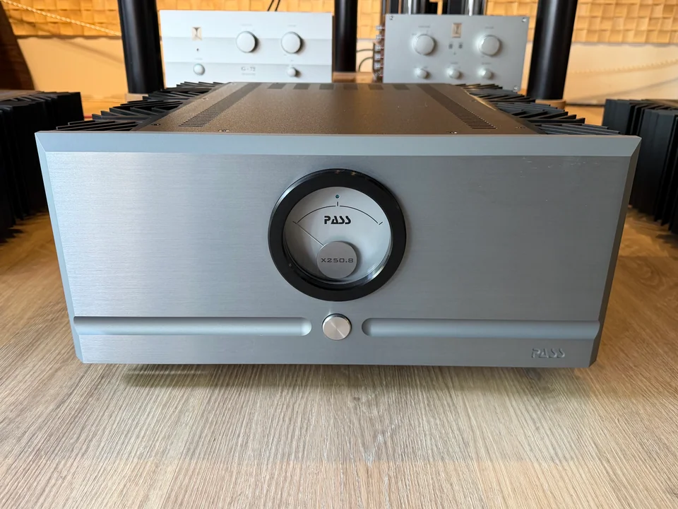 Pass Labs X250.8