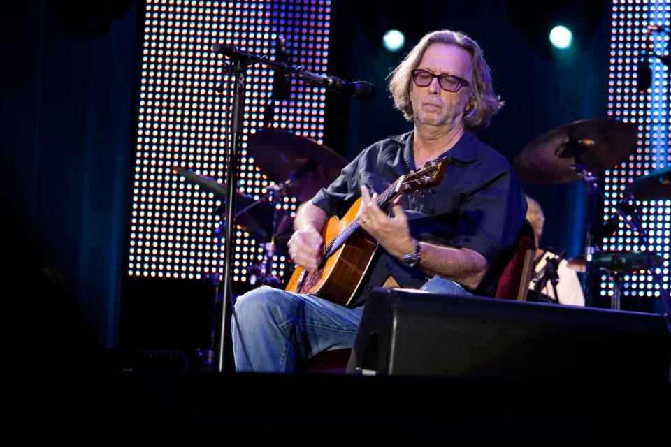 Eric Clapton speelt akoestische gitaar in München in 2010