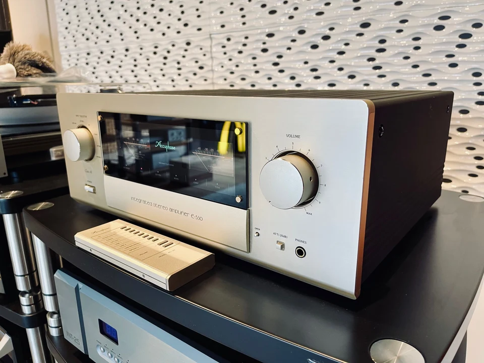 Accuphase E-530 — hoofdfoto