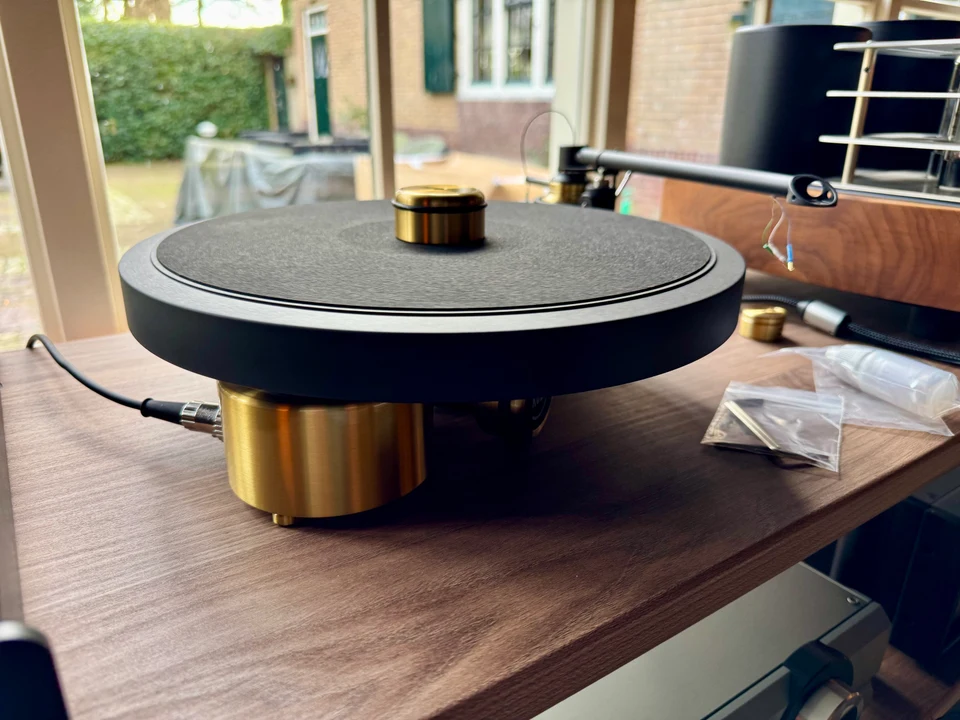 Kuzma Stabi S9 PS met Stogi S9 arm en Lyra Delos cartridge — hoofdfoto
