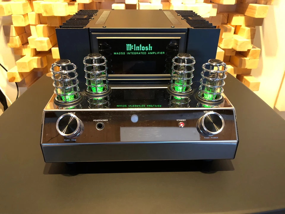 McIntosh MA252 — hoofdfoto
