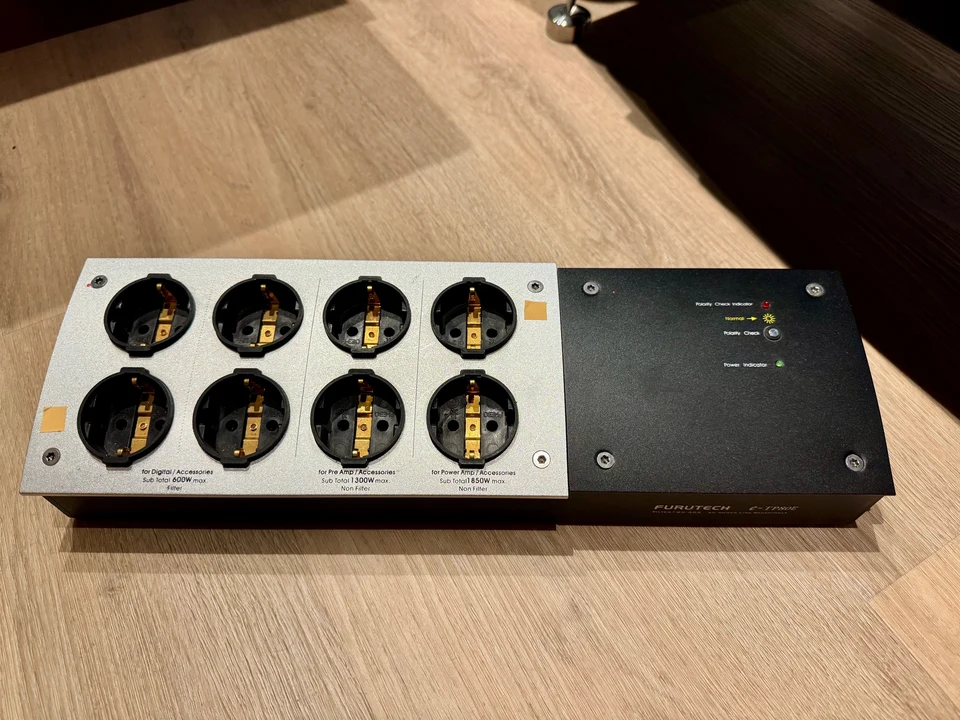 Furutech e-tp80 stekkerblok — hoofdfoto