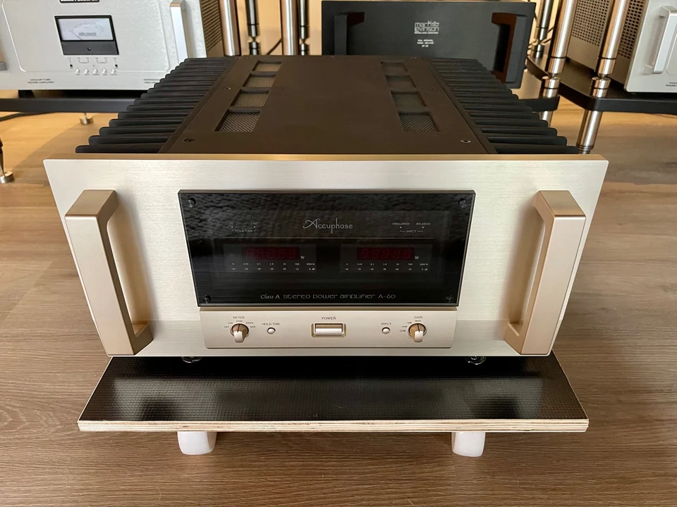 Accuphase A-60 - stereo eindversterker — hoofdfoto