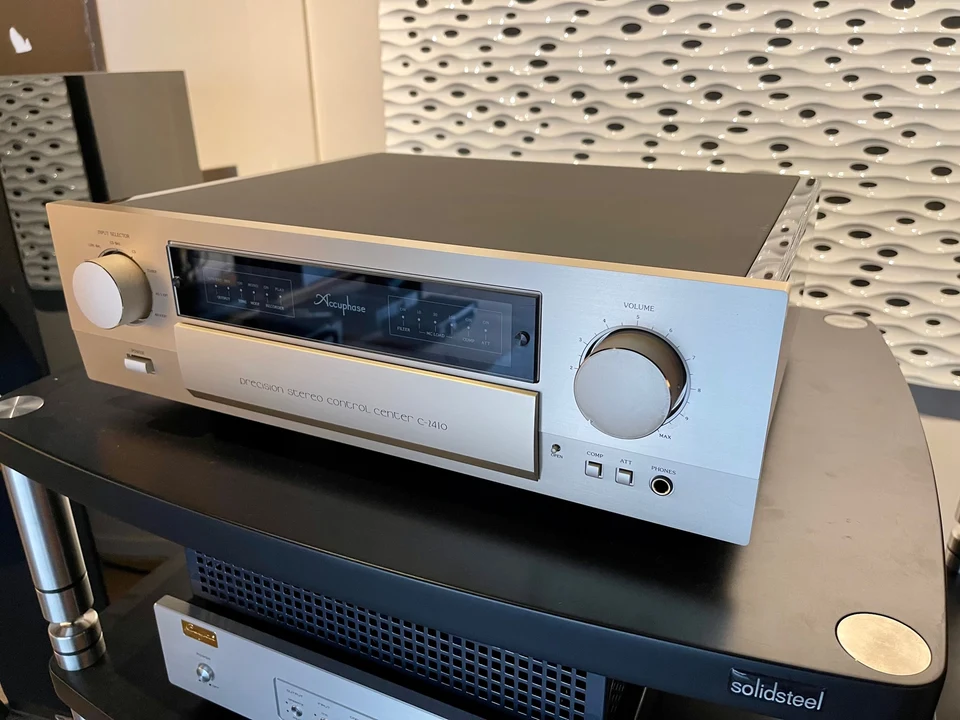 Accuphase C-2410 - voorversterker — hoofdfoto