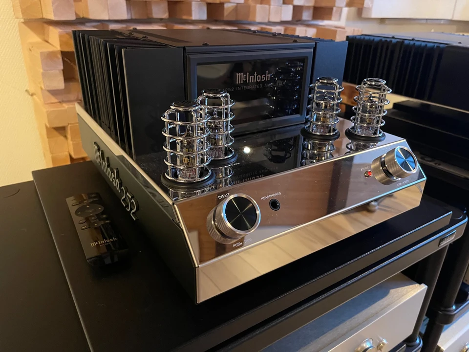 McIntosh MA252 — hoofdfoto