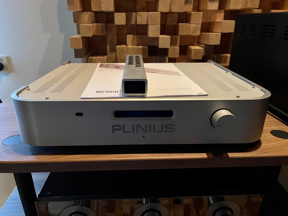 Plinius M8 voorversterker — hoofdfoto