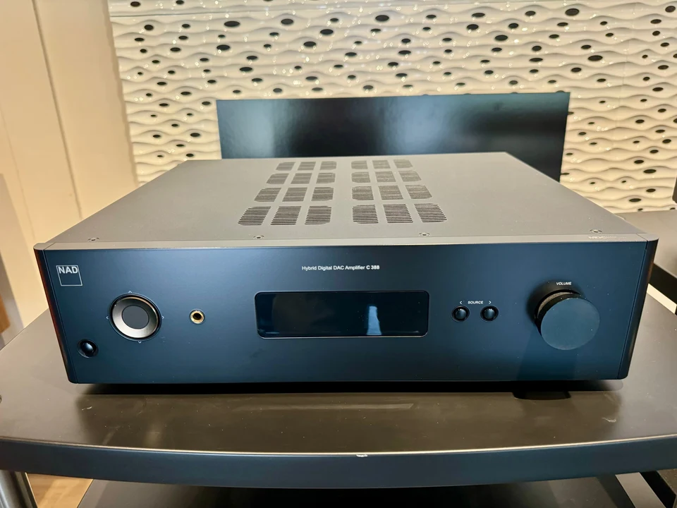 NAD C388 met Bluos streaming module — hoofdfoto