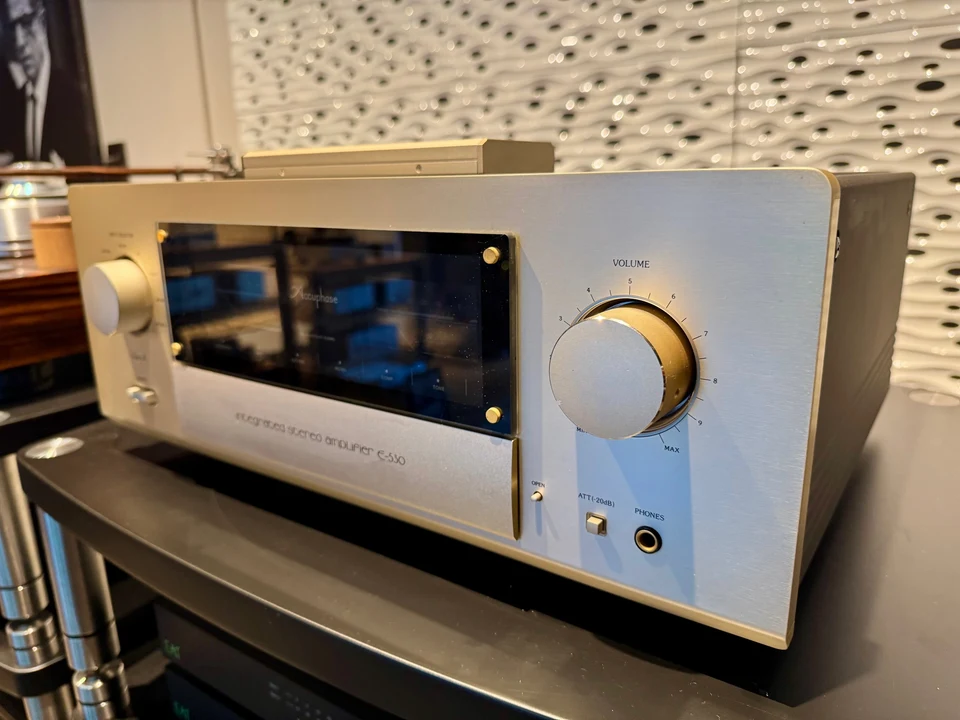 Accuphase E530 incl AD10 mm/mc phono board — hoofdfoto