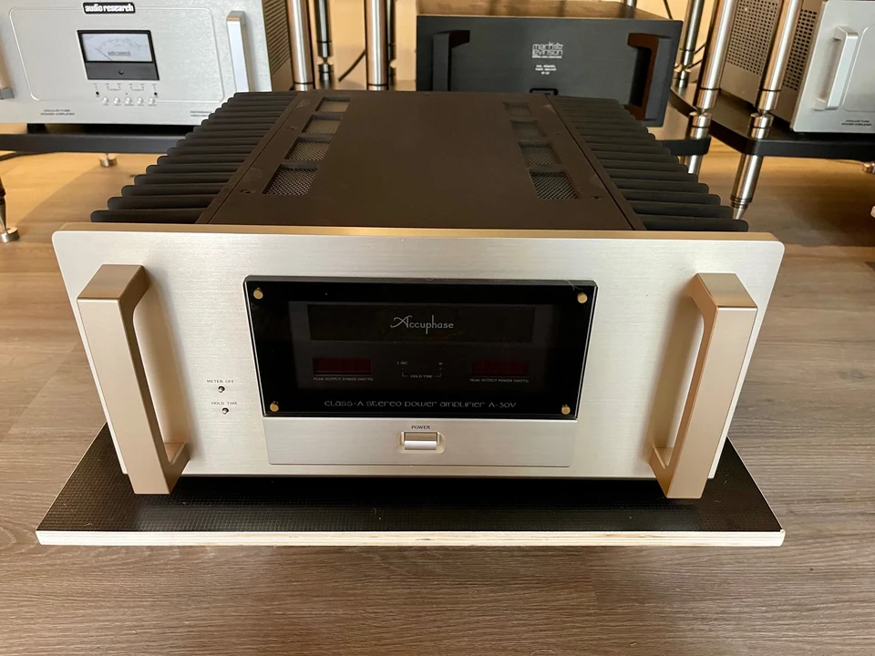 Accuphase A-50v - stereo eindversterker — hoofdfoto
