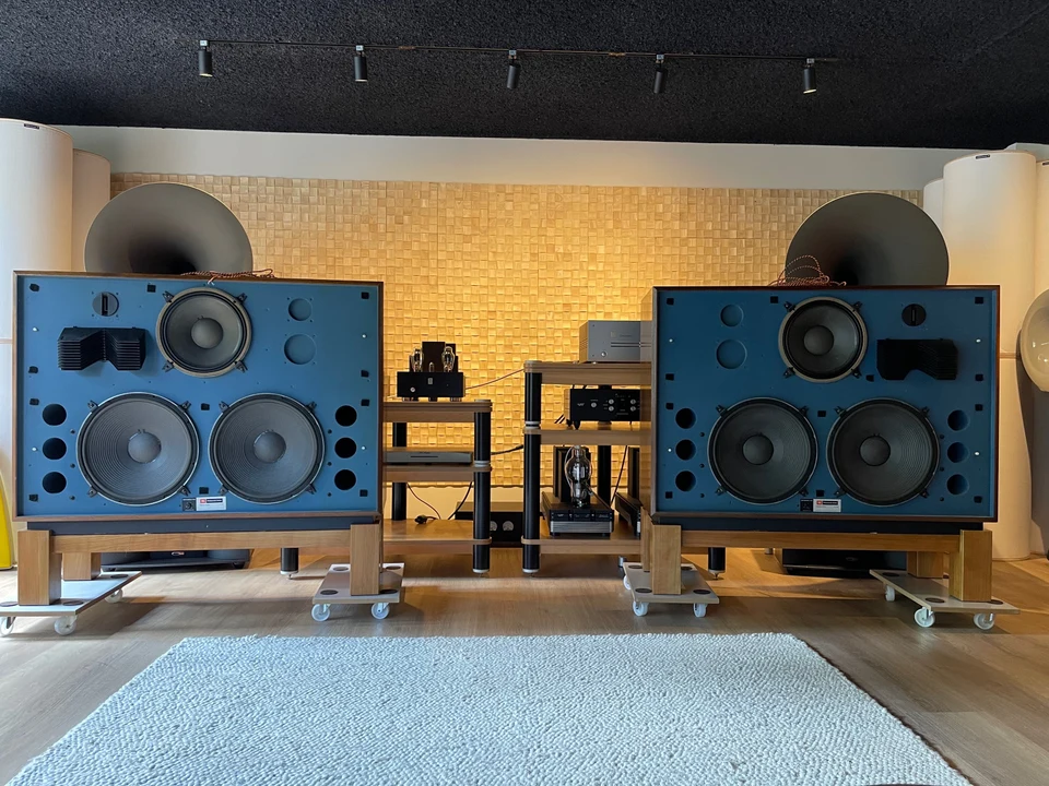JBL 4350 met Accuphase F-25 crossover — hoofdfoto