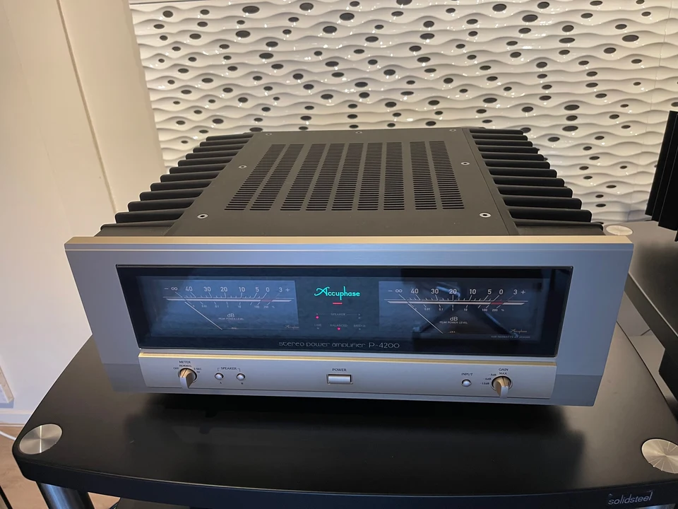 Accuphase P4200 — hoofdfoto