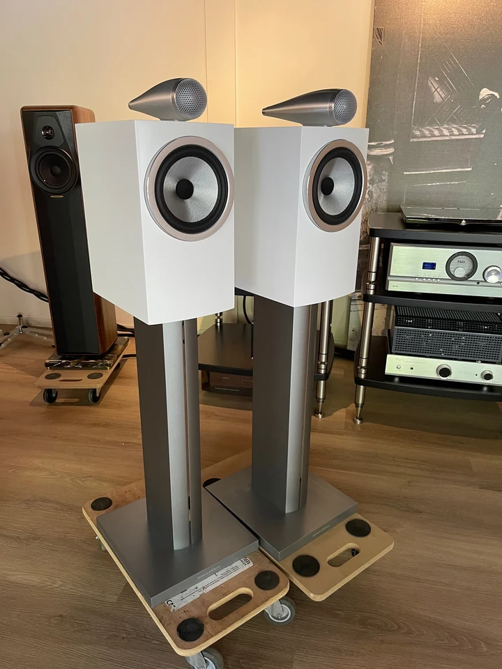 B&W 705 S3 met stands — hoofdfoto