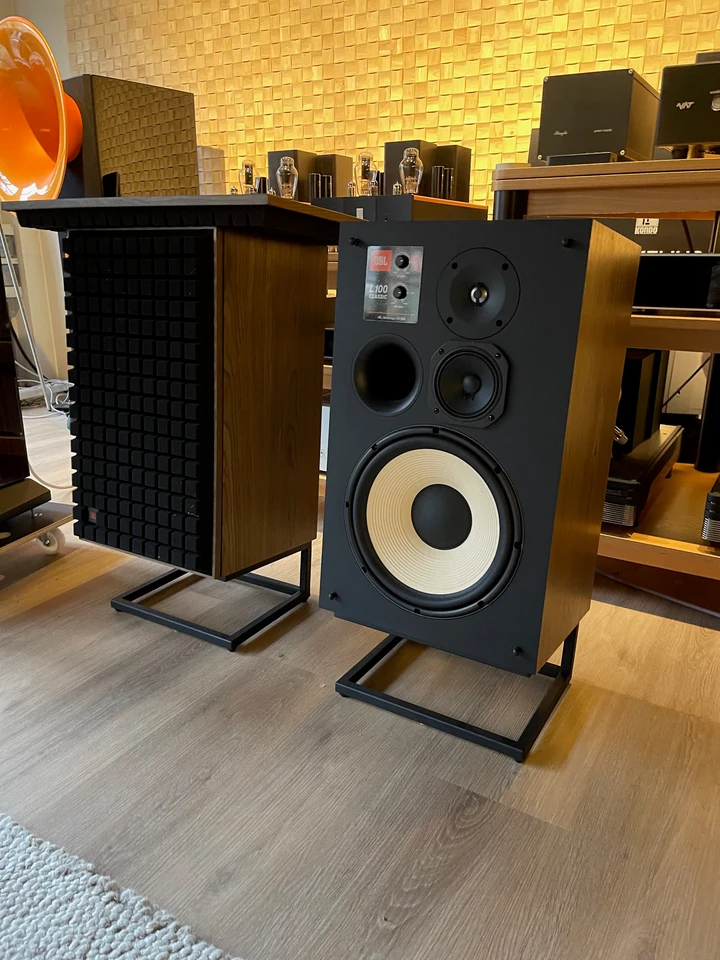 JBL L100 Classic met stands — hoofdfoto