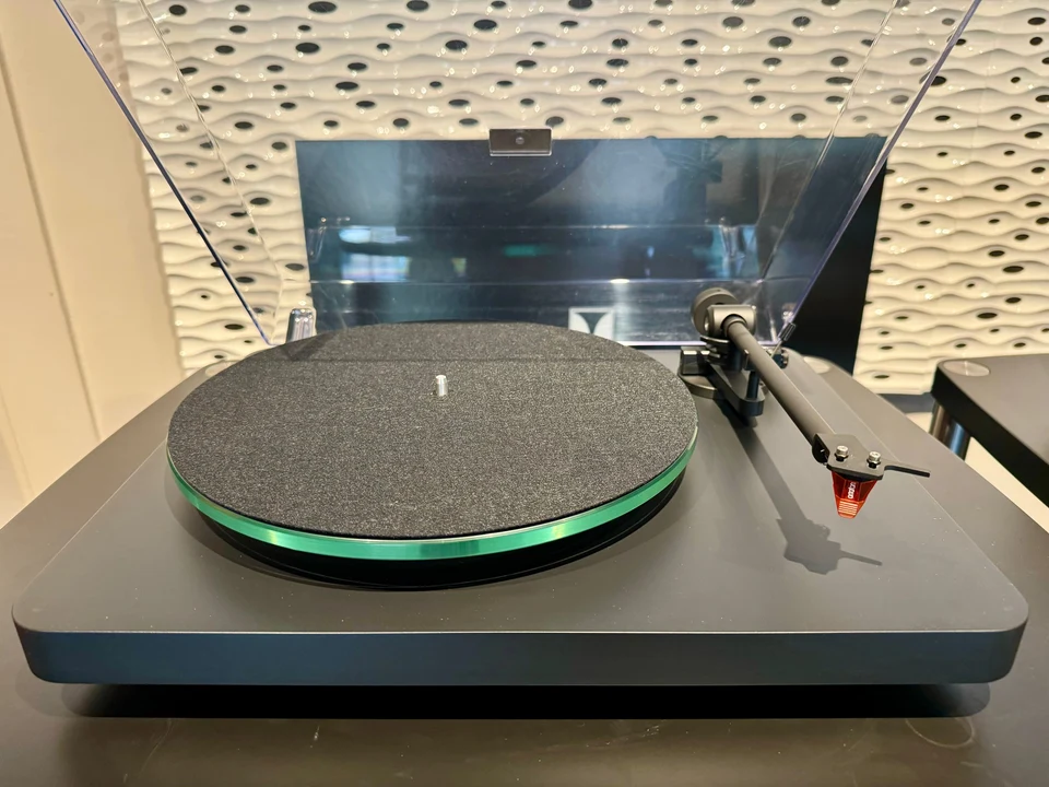 NAD C558 draaitafel met Ortofon 2M bronze — hoofdfoto