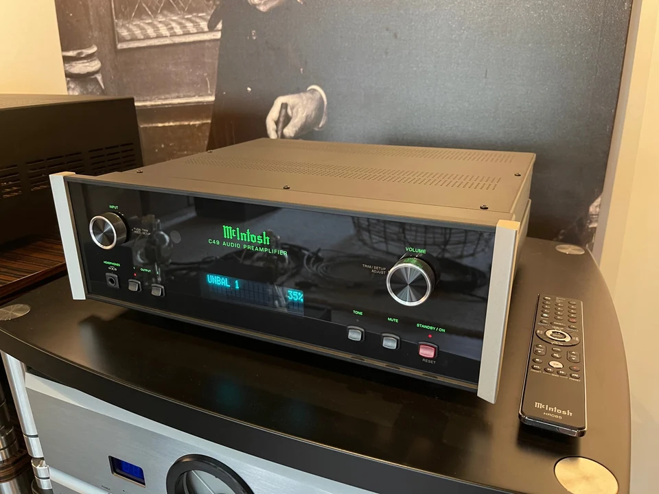 McIntosh C49 - voorversterker met dac — hoofdfoto